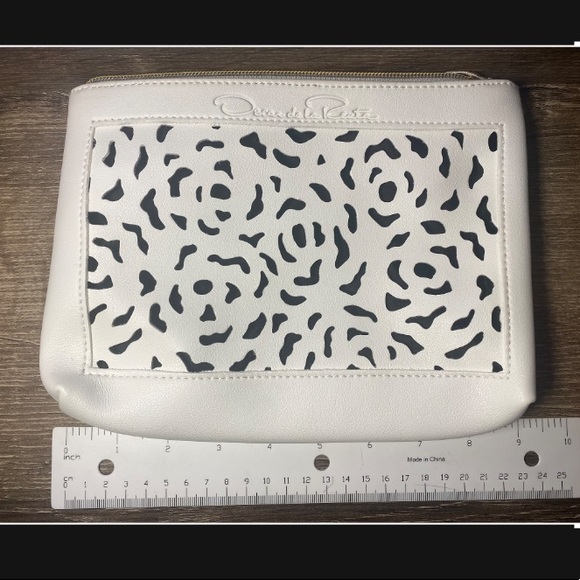 Oscar de la Renta pouch by Oscar de la renta parfum. - Picture 2 of 7